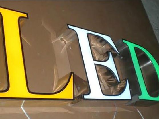 苍梧介绍LED招牌的基础知识。